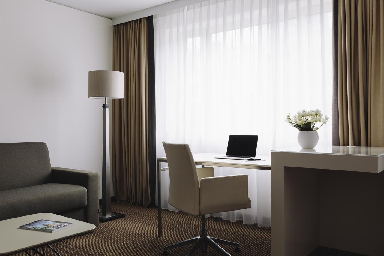 Hotel Pullman Berlin Schweizerhof Exterior foto A typical room at the hotel