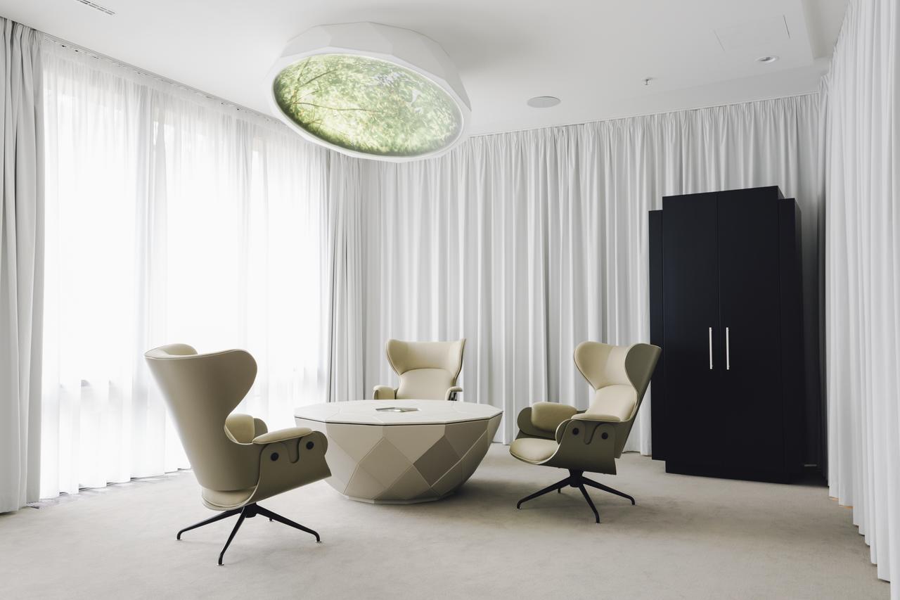 Hotel Pullman Berlin Schweizerhof Exterior foto The interior of the office