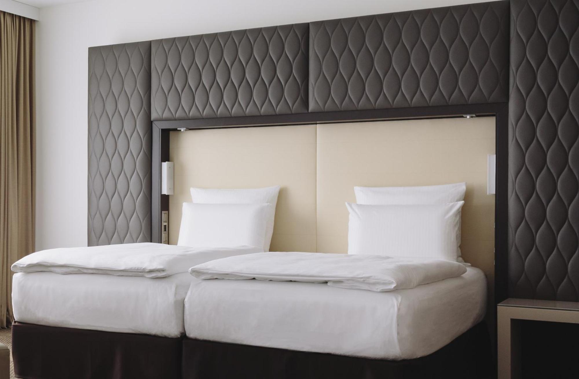 Hotel Pullman Berlin Schweizerhof Habitación foto A bed with a boxspring