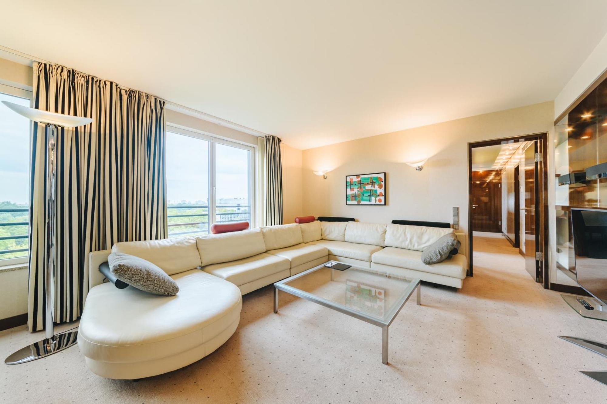 Hotel Pullman Berlin Schweizerhof Exterior foto A living room in a flat
