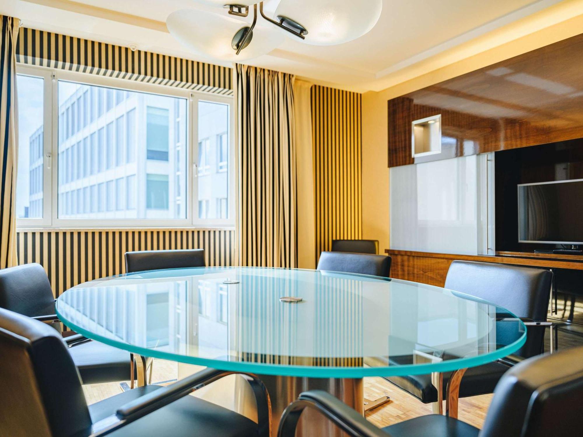 Hotel Pullman Berlin Schweizerhof Exterior foto A glass table