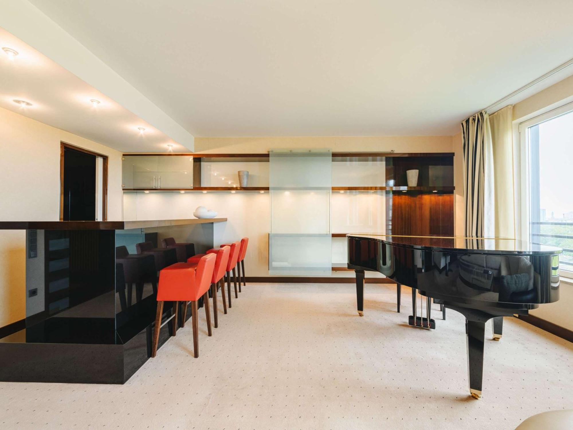 Hotel Pullman Berlin Schweizerhof Exterior foto The piano room