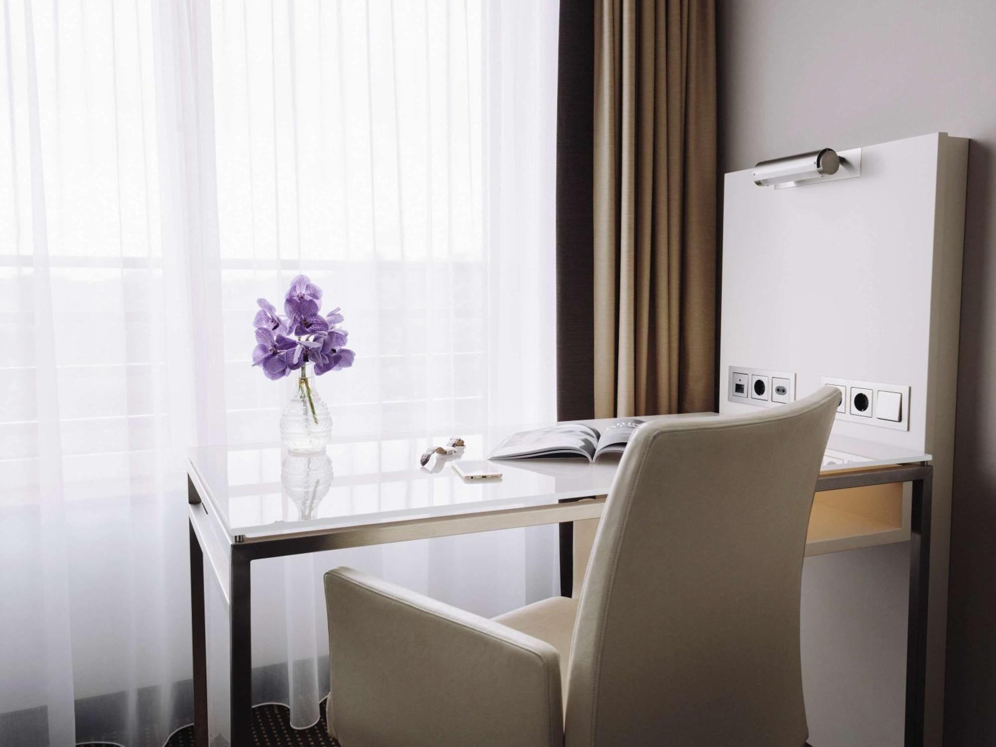 Hotel Pullman Berlin Schweizerhof Exterior foto A typical work space