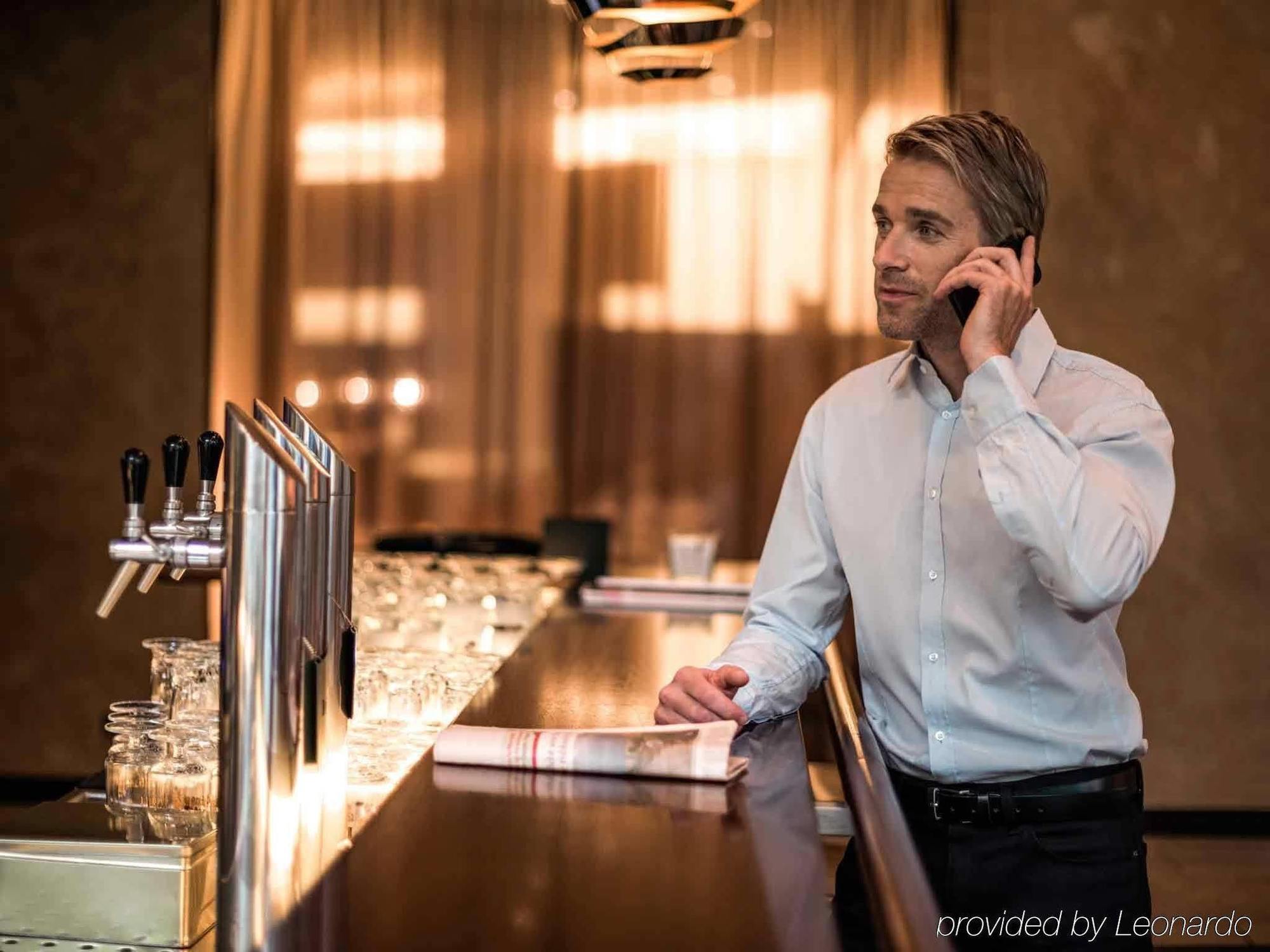 Hotel Pullman Berlin Schweizerhof Exterior foto A bartender at work