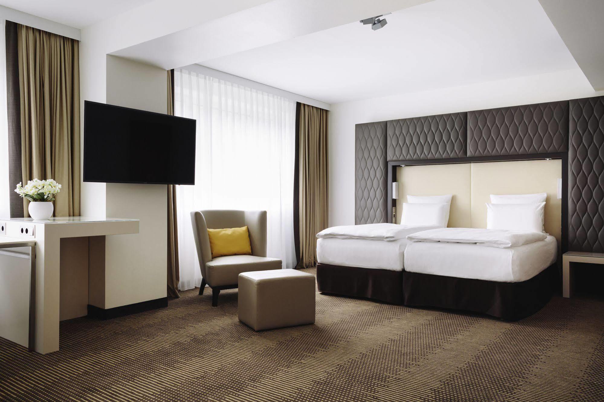 Hotel Pullman Berlin Schweizerhof Exterior foto A room at the hotel